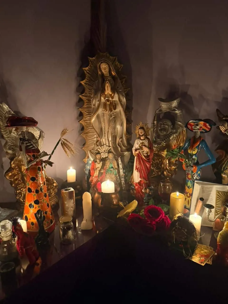 Altar de la Congregación Maestros Celestiales con la Virgen de Guadalupe, el Sagrado Corazón, rosas y velas encendidas